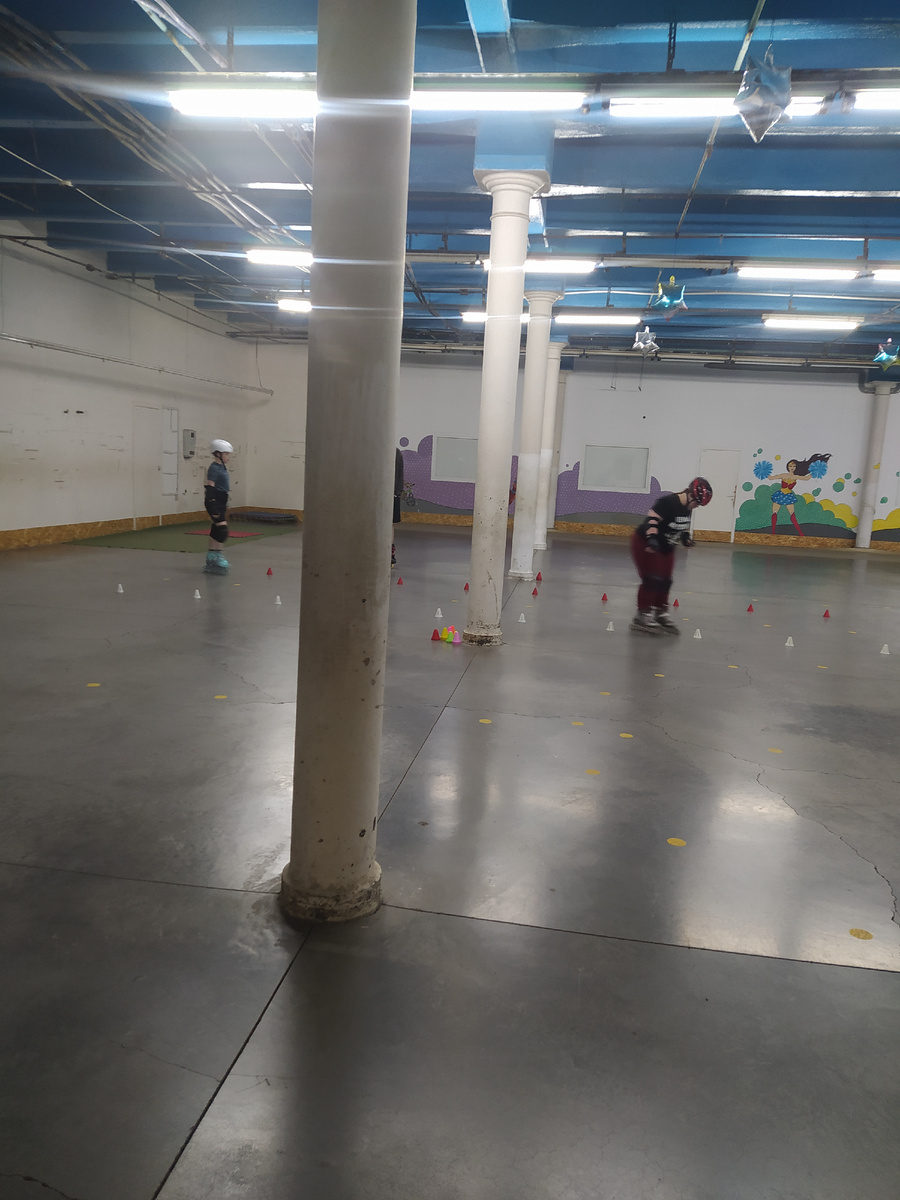 У Ирины возобновились занятия по роликам, но время вообще неудобное и это меня раздражает