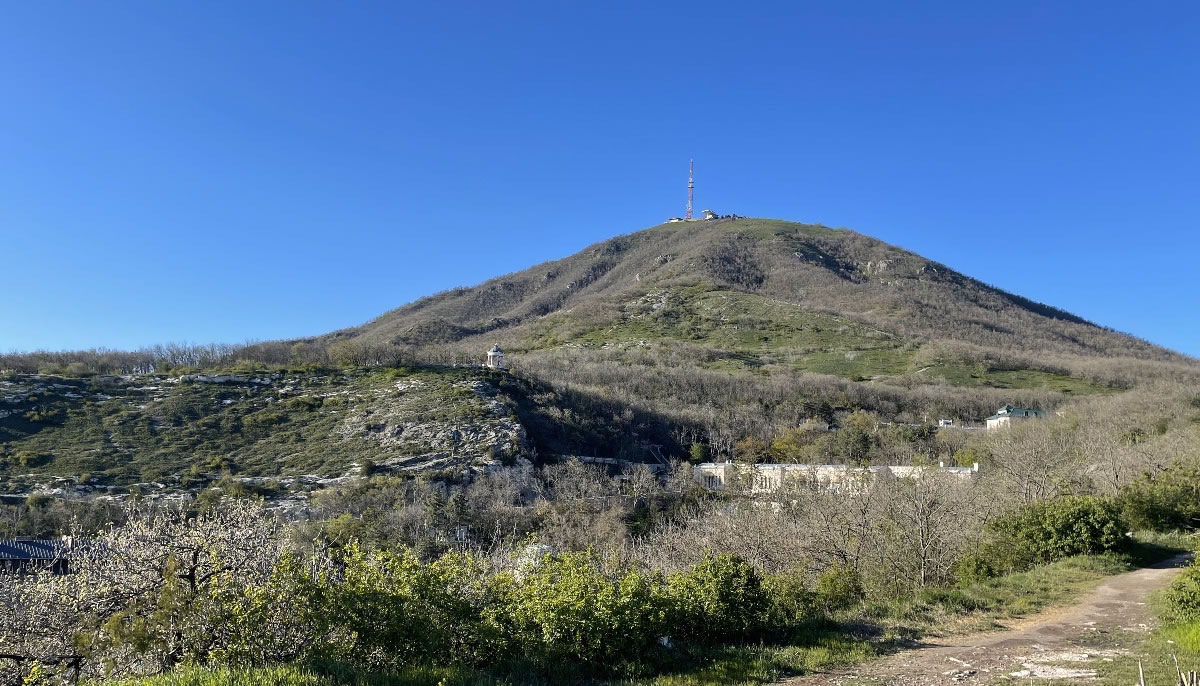 Город Пятигорск расположен у подножия горы Машук, которая известна своими горячими минеральными источниками.