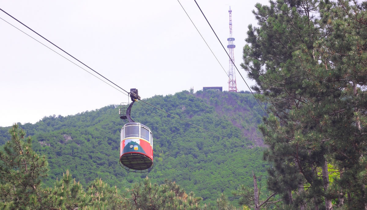 Вид на гору Машук от нижней станции канатной дороги.