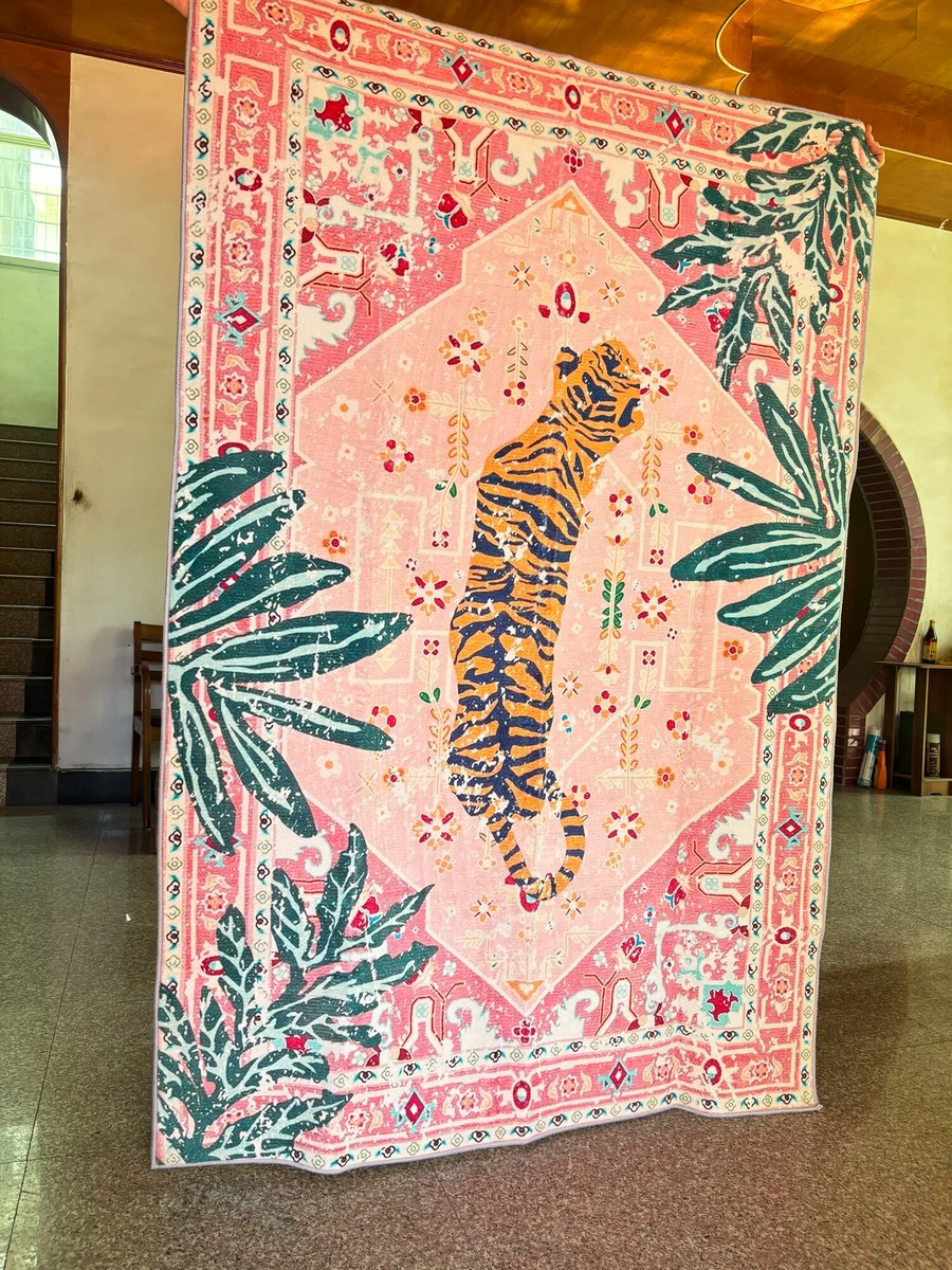 Ковер изготовлен из хлопка, что обеспечивает его прочность и долговечность. Высота ворса составляет 1 см, что делает его мягким и приятным на ощупь.
Квадратная форма ковра с размерами 1,2 м на 1,8 м позволяет использовать его в различных помещениях, таких как гостиная, спальня или детская комната.