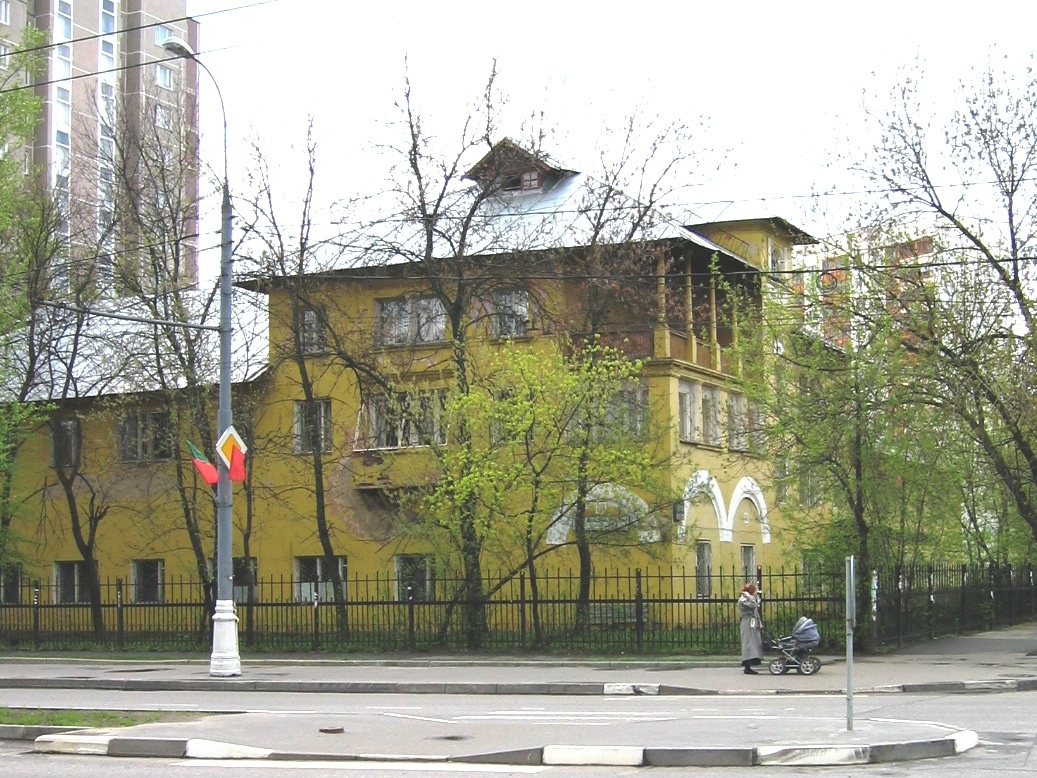 Первое здание Немецкого городка со стороны метро "Перово" (Зелёный проспект, 10). Ныне стоматологическая п-ка №22.