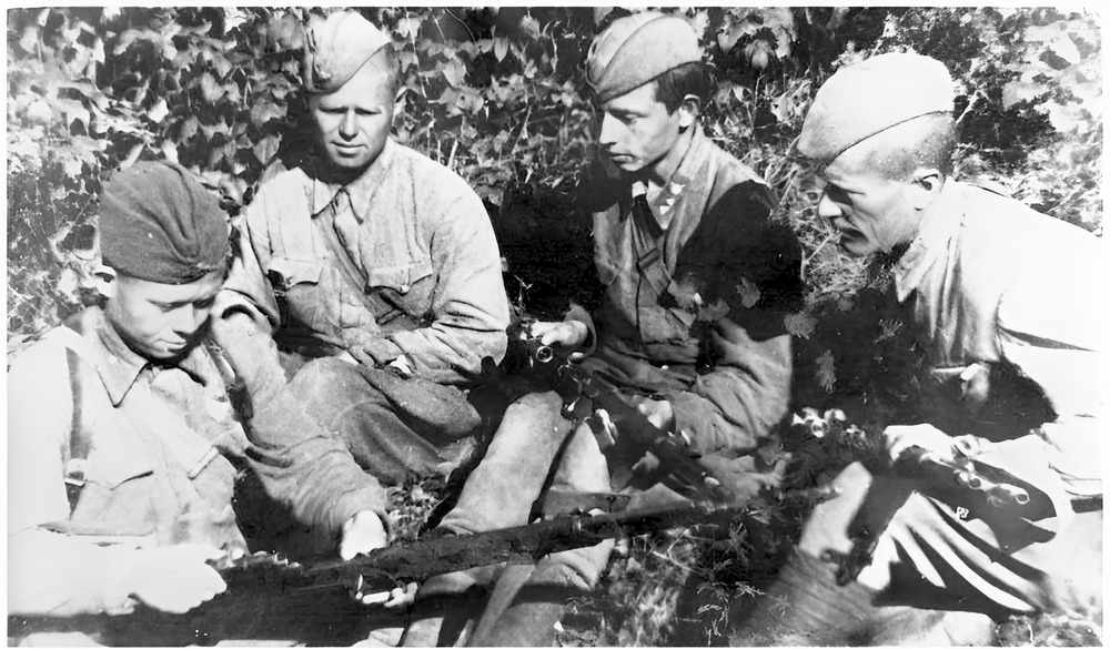 Егоров (крайний слева) с другими снайперами