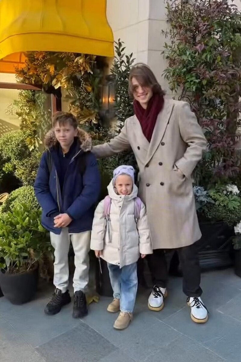    Костя Меладзе с братом Лукой и сестрой Агатой Социальные сети