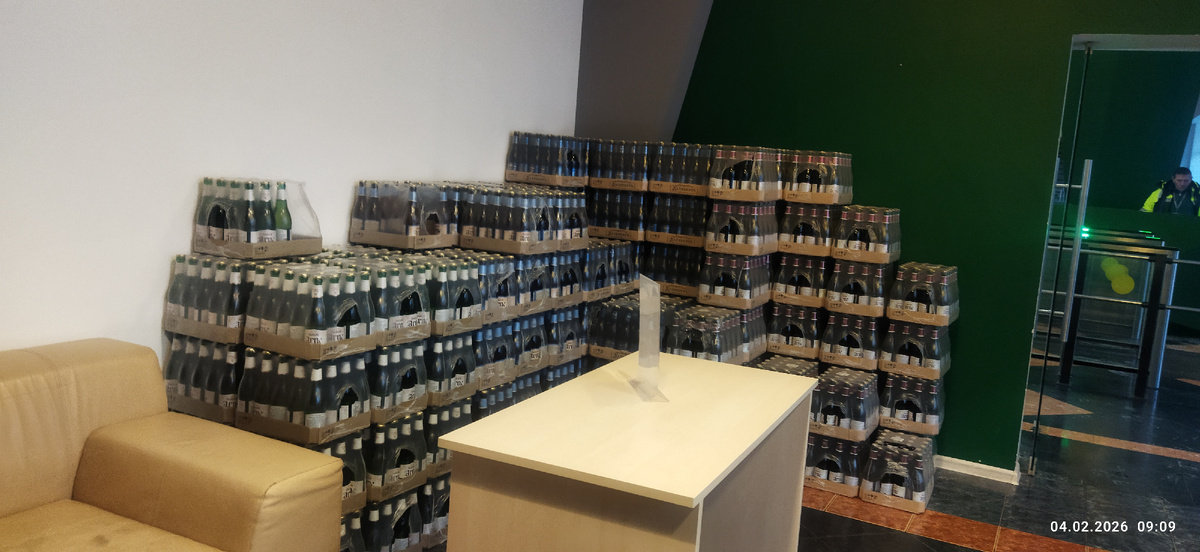 Был пару дней назад на бывшем заводе "Хайнекен", сейчас это "Пивоваренная компания Бочкарёв", в Питере, на Дальневосточном. Безалкогольные напитки в комнате ожидания, внутри, напротив вахты. И что-то написано, кому и сколько можно брать