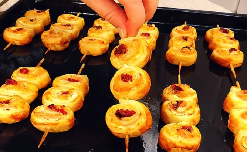 Мини-шашлычки в тесте: закуска, которая одним взглядом собирает гостей у стола