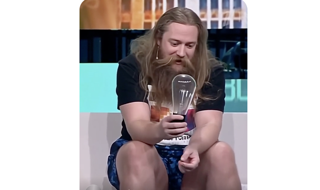 Евгений Тепляков со сломанным светильником в руке источник фото Алиса 