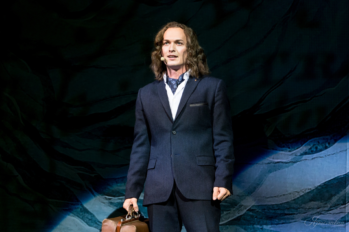 Юный Джонатан еще не знает, что его ждет в Трансильвании. Фото Я. Олещук