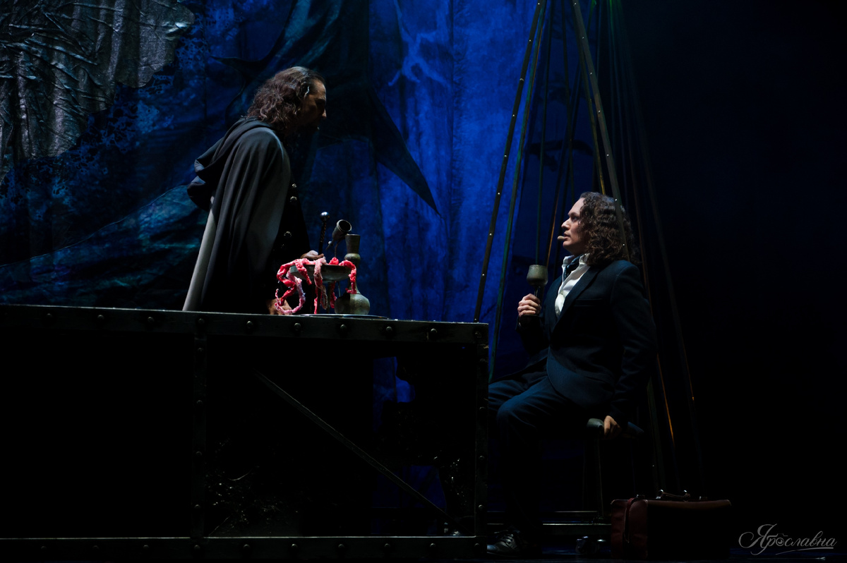 Граф угощает Джонатана странными тентаклями. Фото Я. Олещук