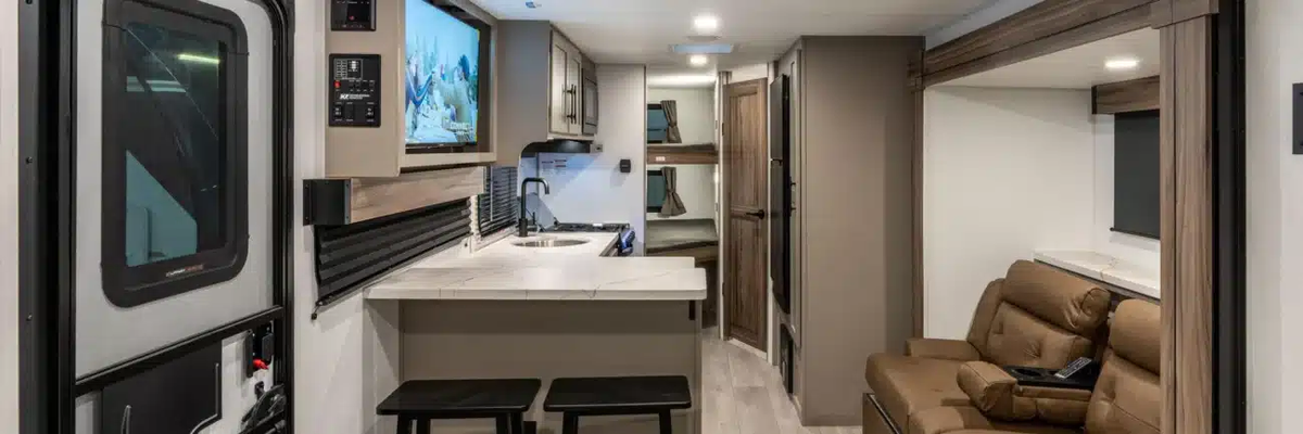 Современный и компактный дизайн интерьера KZ Connect Mini с кухней, зоной отдыха и спальными местами