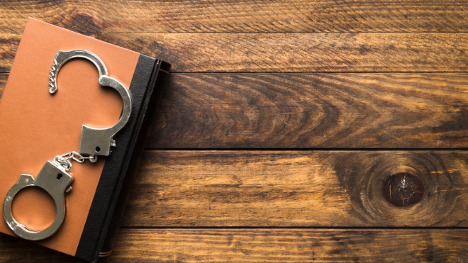 Фото: https://ru.freepik.com/free-photo/flat-lay-frame-with-book-handcuffs_5128182.htm#fromView=search&page=1&position=17&uuid=63e63935-d20a-4670-9f25-67b239232ea0&query=%D0%BD%D0%B0%D1%80%D1%83%D1%87%D0%BD%D0%B8%D0%BA%D0%B8