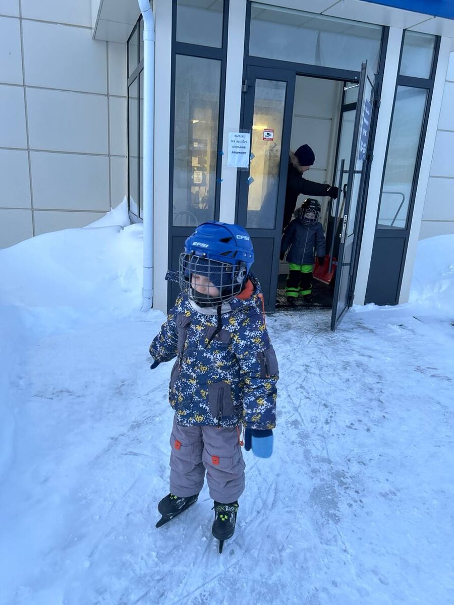 Ольга Николаевна помогает с хоккеем. Когда о. Анатолий водит, когда я. Но без помощи тяжко🙏