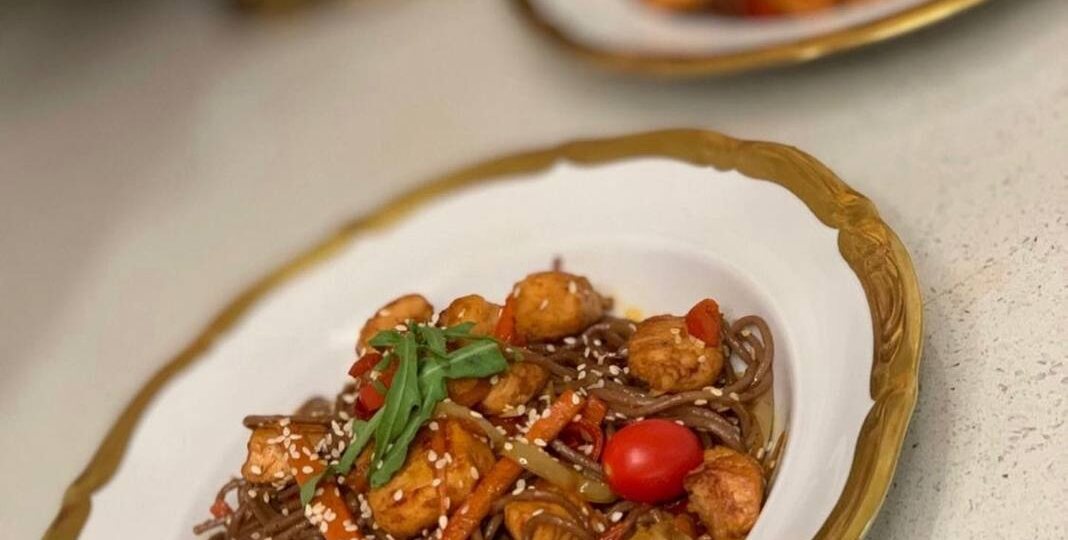 Гречневая лапша с овощами и курицей 🍜