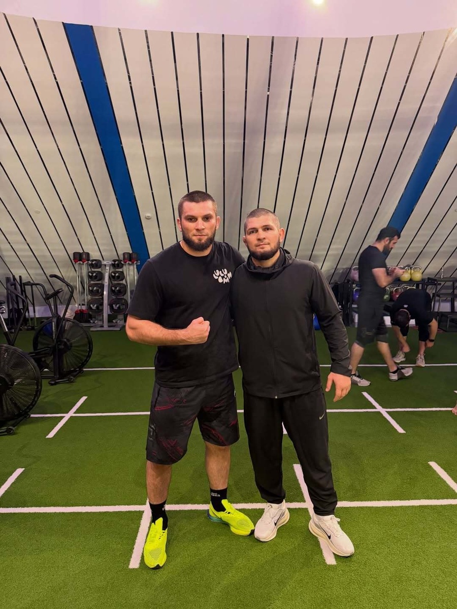    Маккашарип Зайнуков и Хабиб Нурмагомедов. соцсети