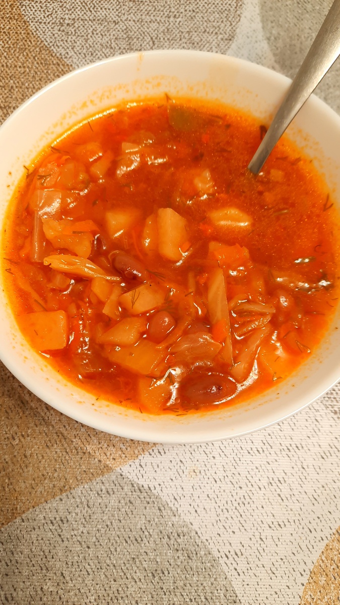 Обеденный борщ. Плюс у меня ещё творог с курагой был и банан.