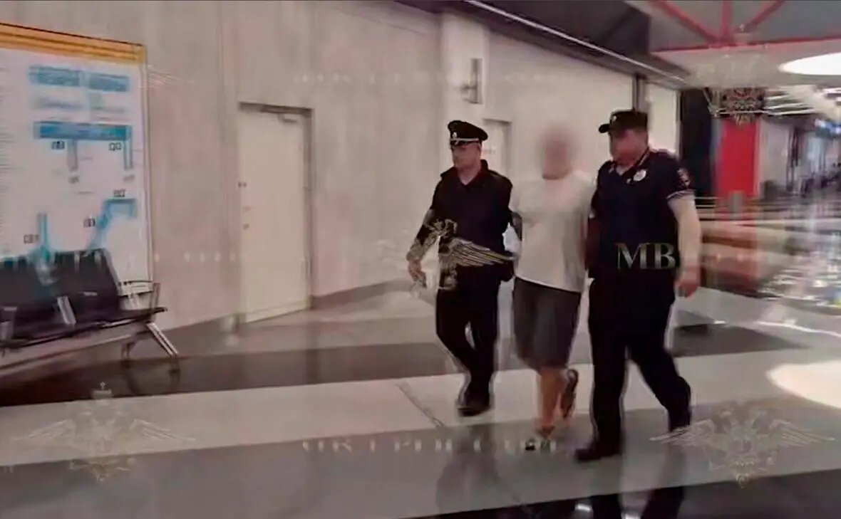    Кадры задержания мужчины, который напал на ребенка в Шереметьево, 24 июня 2025 года Фото: IrinaVolk_MVD / Telegram Олеся Шмелева