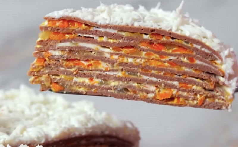 Печёночный торт нового поколения: два слоя начинки и секретная сливочная прослойка