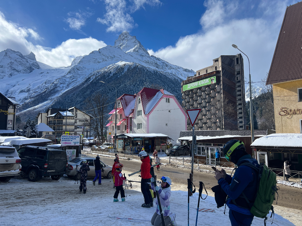 Аманауз  с зелёным банером