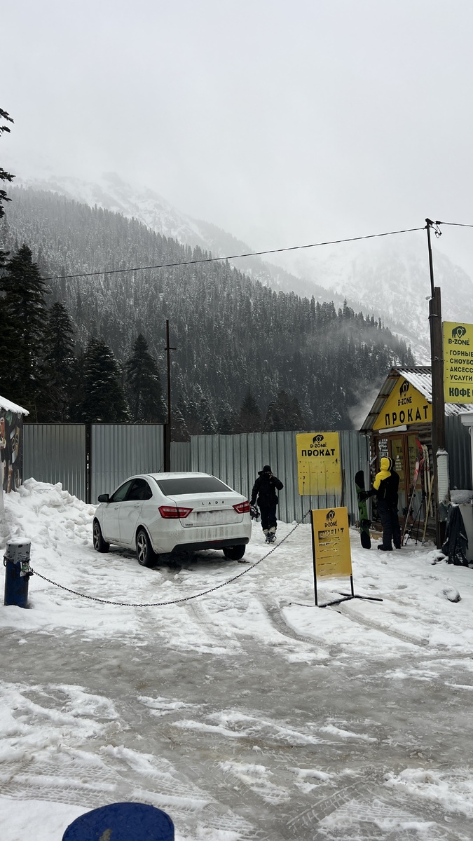 За забором была заброшенная гостиница. Как-то просторнее стало.