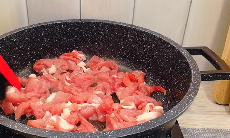 Свинина в хрустящей шапочке из теста: настоящее открытие для уютного застолья