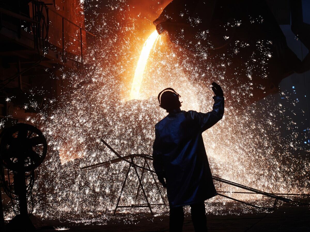    Рабочий в сталеплавильном цехе Череповецкого металлургического комбината© РИА Новости . Александр Коркка