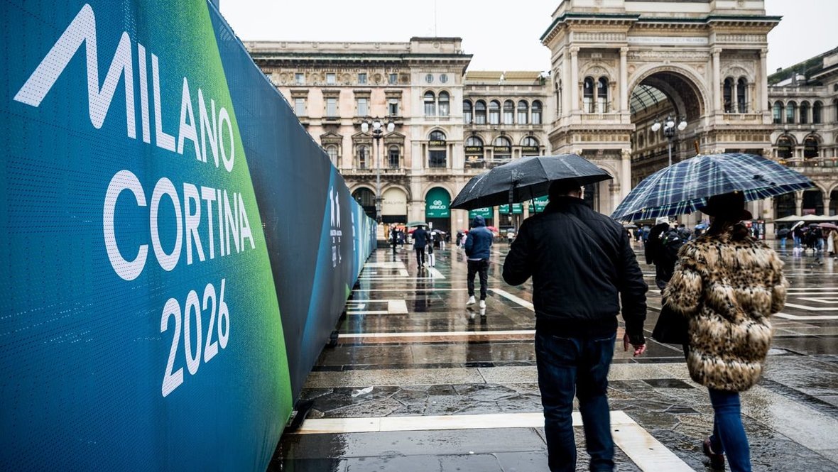    Логотип Олимпиады-2026 на Соборной площади в Милане. Global Look Press