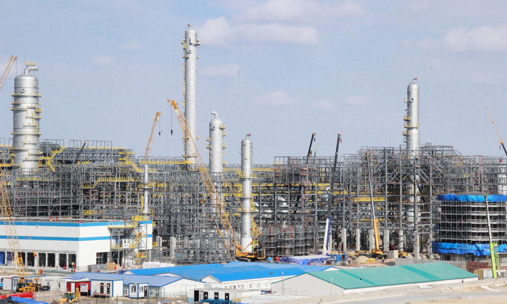 Амурский газохимический комплекс – масштабный проект строительства газохимического завода на Дальнем Востоке России. Он реализуется в 15 км от города Свободный (Амурская область) и призван стать одним из крупнейших в мире производств базовых полимеров – полиэтилена и полипропилена[1]. Комплекс строится с августа 2020 года силами ПАО «Сибур Холдинг» и китайской корпорации Sinopec, создавших совместное предприятие (доли 60% и 40% соответственно)[2]. Ниже представлен обзор текущего статуса АГХК, его инвесторов, технических характеристик, значимости для экономики, а также экологических, социальных аспектов и ключевых партнёров проекта.