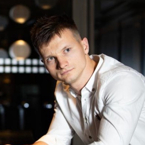 На илл.: Артем Гнедков, создатель и вдохновитель компании «Фабрика GNEDKOV.ART» // Здесь и далее все фото из семейного архива Артема Гнедкова 