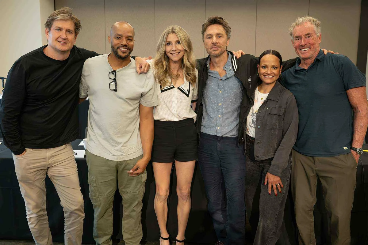 Оригинальный актерский состав в деле. Зак Брафф (Джей Ди), Дональд Фэйсон (Тёрк), Сара Чок (Эллиот) вернутся к своим ролям на постоянной основе. Джон К. Макгинли (доктор Кокс) и Джуди Рейес (Карла) будут приглашенными звездами. 