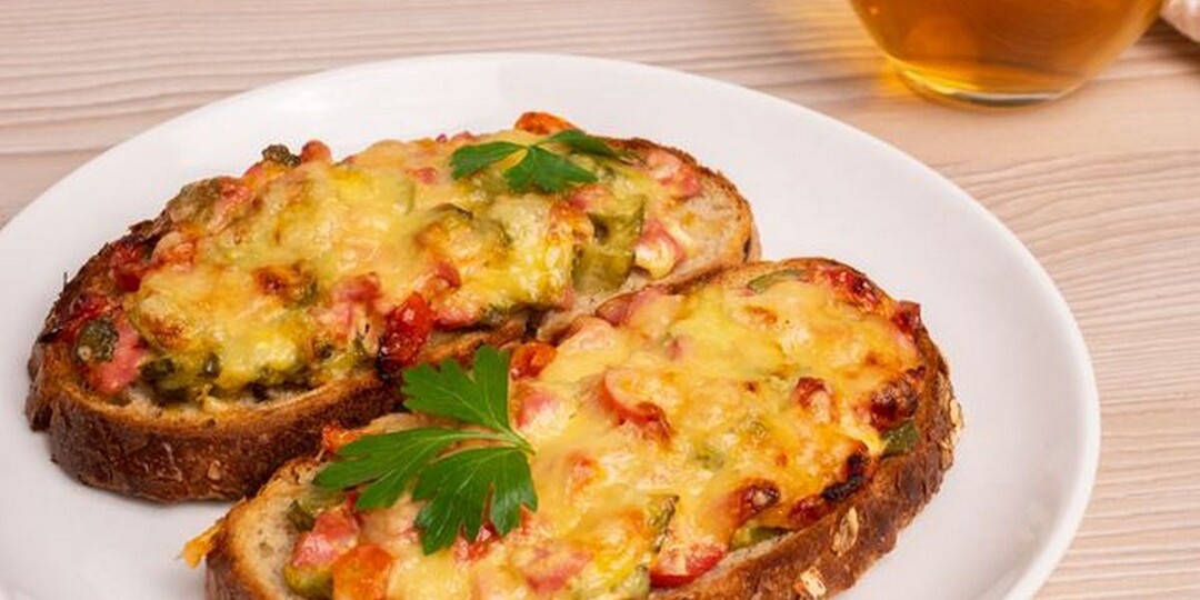 Горячие бутерброды с сосисками и сыром для вкусного перекуса