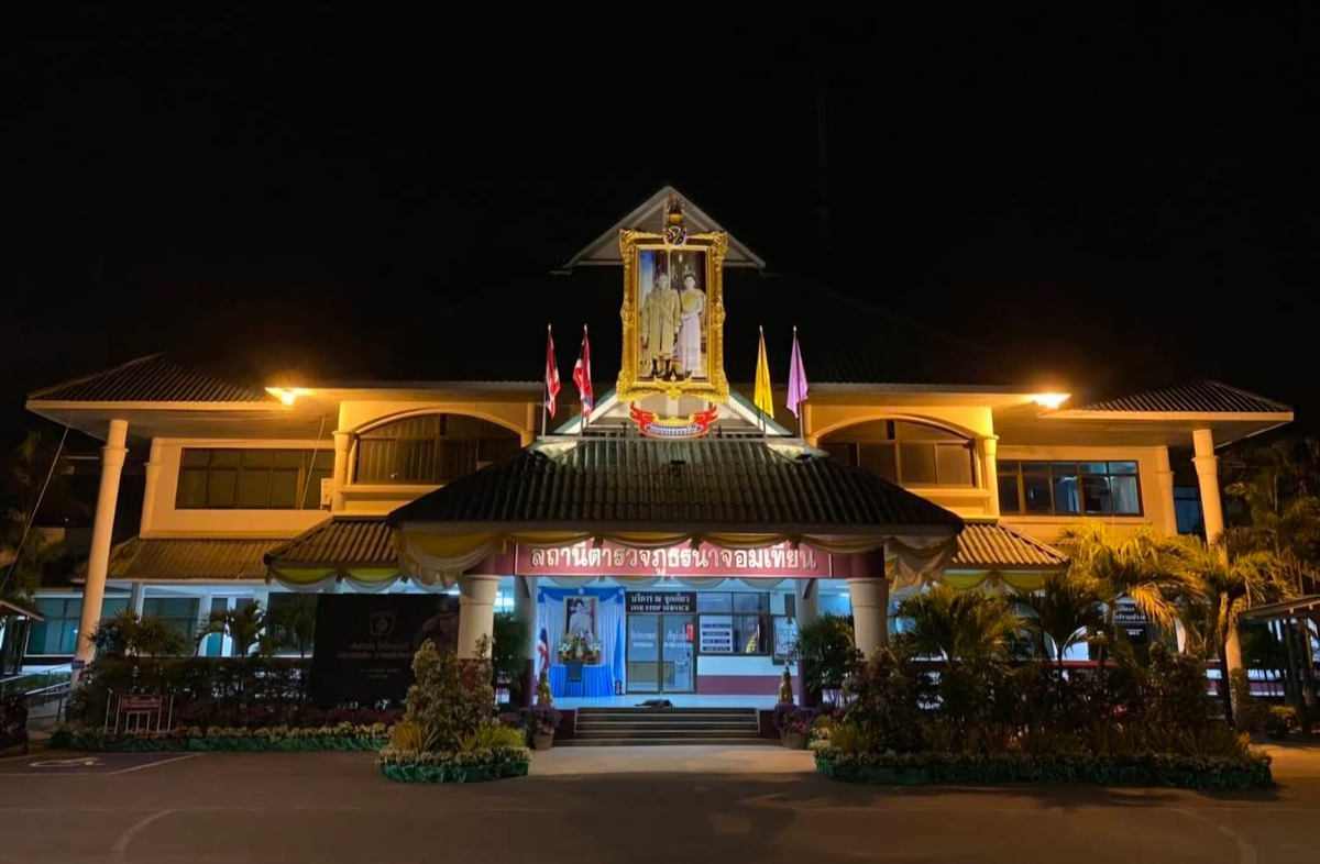 Ночью  полицейский участок в районе Наджомтьен особенно красив. 