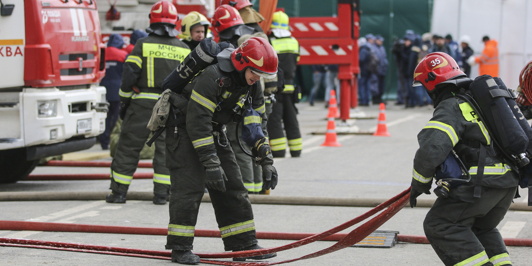 На станции в Тамбовской области загорелись 16 цистерн с бензином и газом