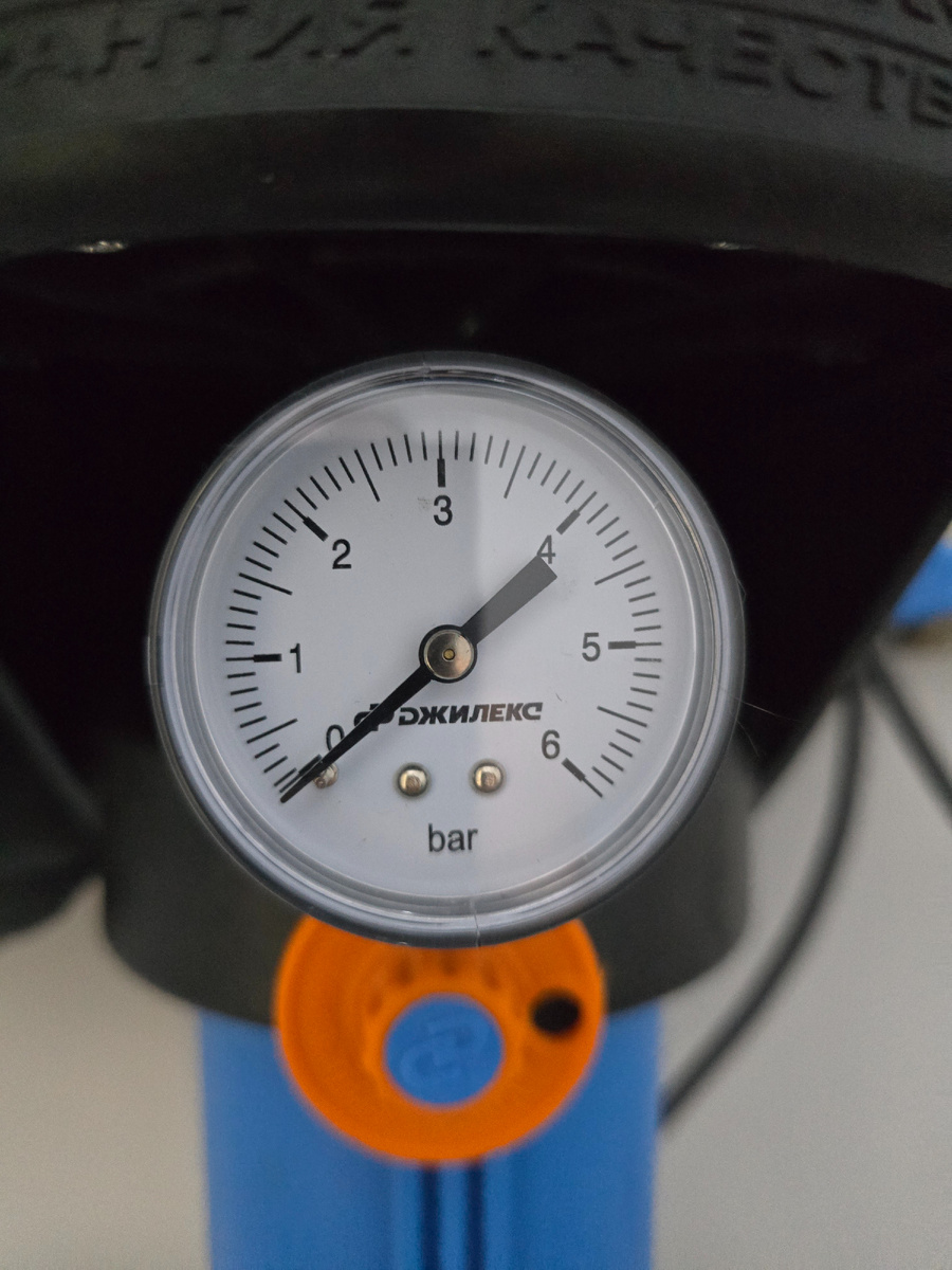 Манометр давления воды.