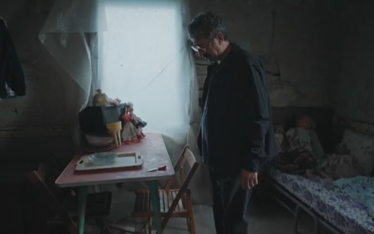 На чем он повернут пока не очень ясно, но куча кукол в нехитром жилище - тот еще звоночек. Повернут в общем на всем!