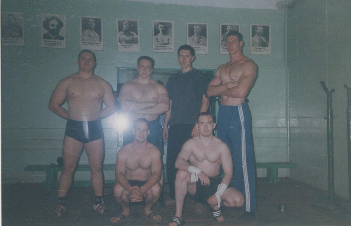 Вот так мы все выглядили 👍 по молодости словно братки из 90 да и ровнялись на подобных , хотя возможно 🤔 не все так считали и стремились ...