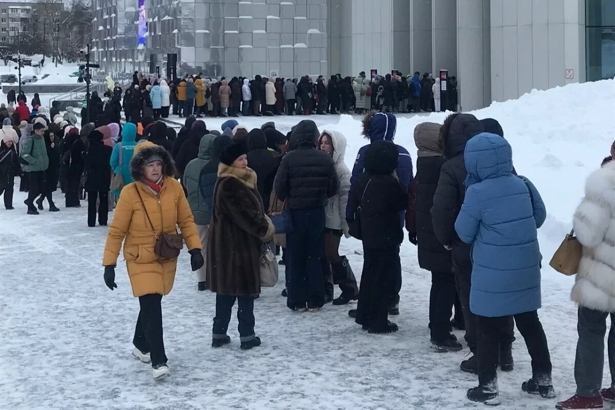    Художник Кустанович восхитился очередью на нижегородский АРТ МИР