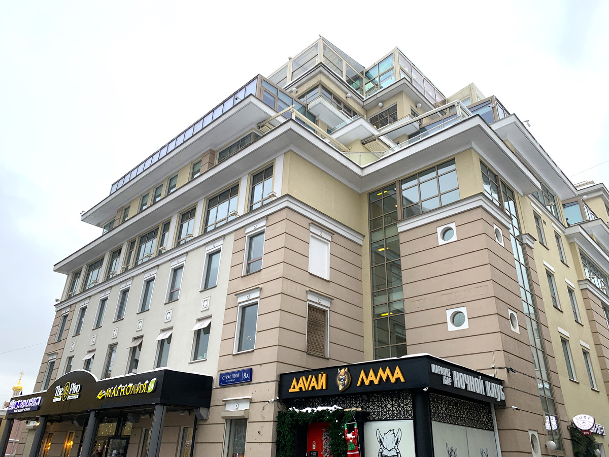 Здесь на крыше находится Twins Garden. Заметил, что вместо The Бык на первом этаже теперь The Pivo. 