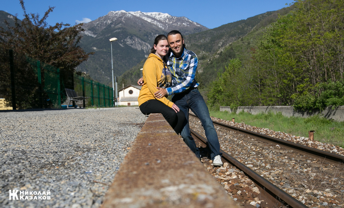 Франция, Прованс, жд станция коммуны Ла-Бриг (фр. La Brigue). Я и Катюша в свадебном путешествии. Май 2014 г.