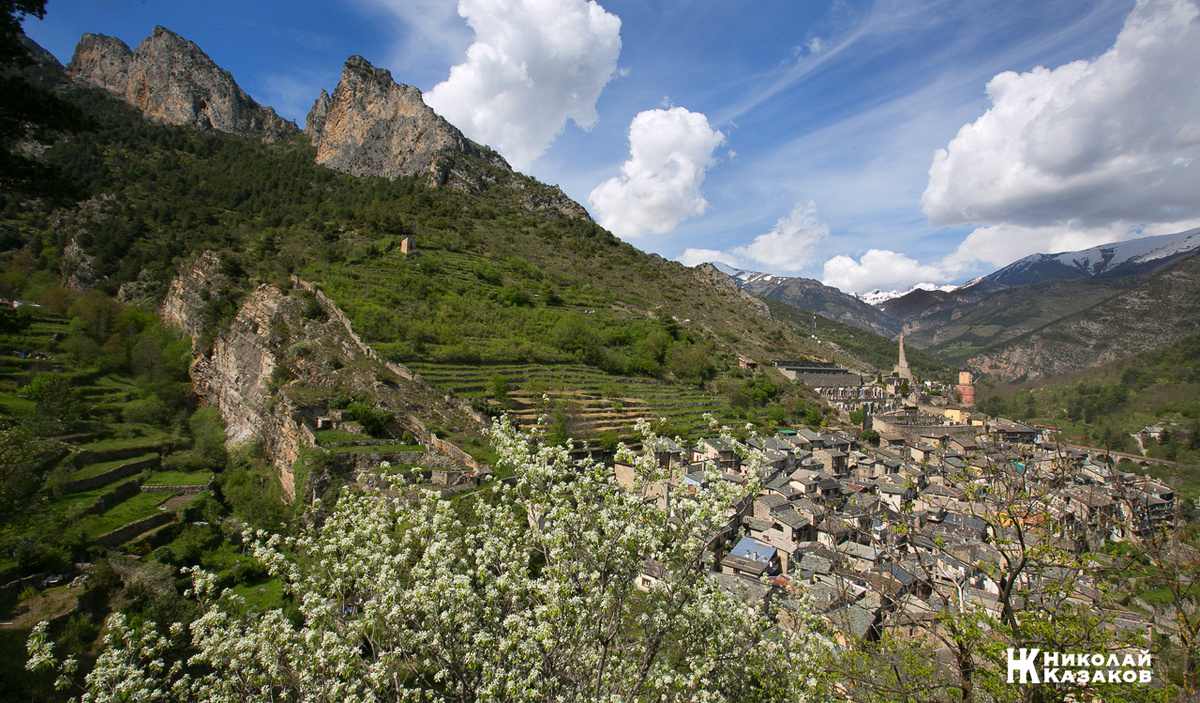 Франция, Прованс. Приморские альпы и вид на деревушку Тенде. Май 2014 г.