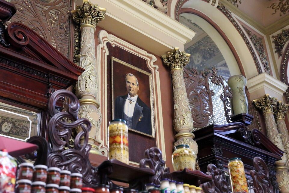    Портрет купца Григория Елисеева в гастрономе «Елисеевский магазин» в Москве / медиасток.рф