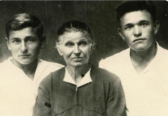 8 сыновей Епистинии Степановой: почему за них маршал Гречко обещал встать перед женщиной на колени