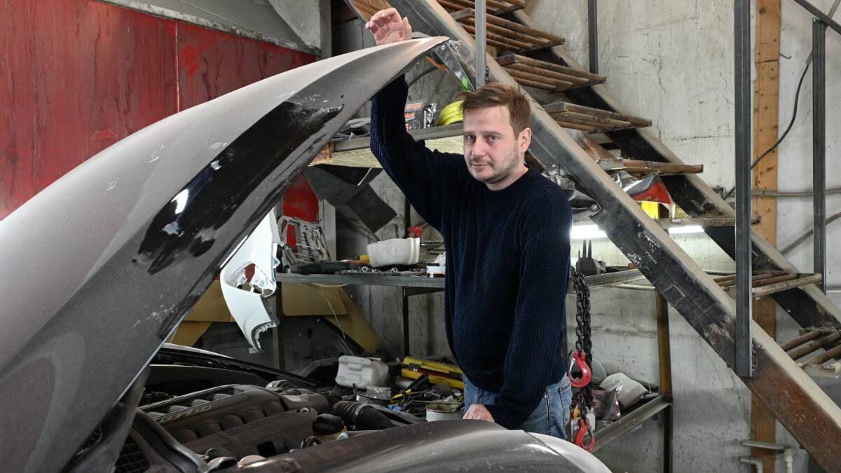    Ветеран специальной военной операции Евгений Федоров готовит очередную машину к скорой отправке на передовую. Машину ждет длительный процесс модернизации перед тем, как оказаться в руках наших бойцов / Фото: Мария Хапцова / Вечерняя Москва