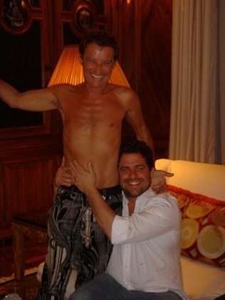 Американский кинорежиссер Бретт Ратнер (справа) и сообщник финансиста Джеффри Эпштейна Жан-Люк Брюнель (слева) на фотографии из архива Эпштейна, дата и место съемок неизвестны. Фото: U.S. Justice Department / Handout via Reuters