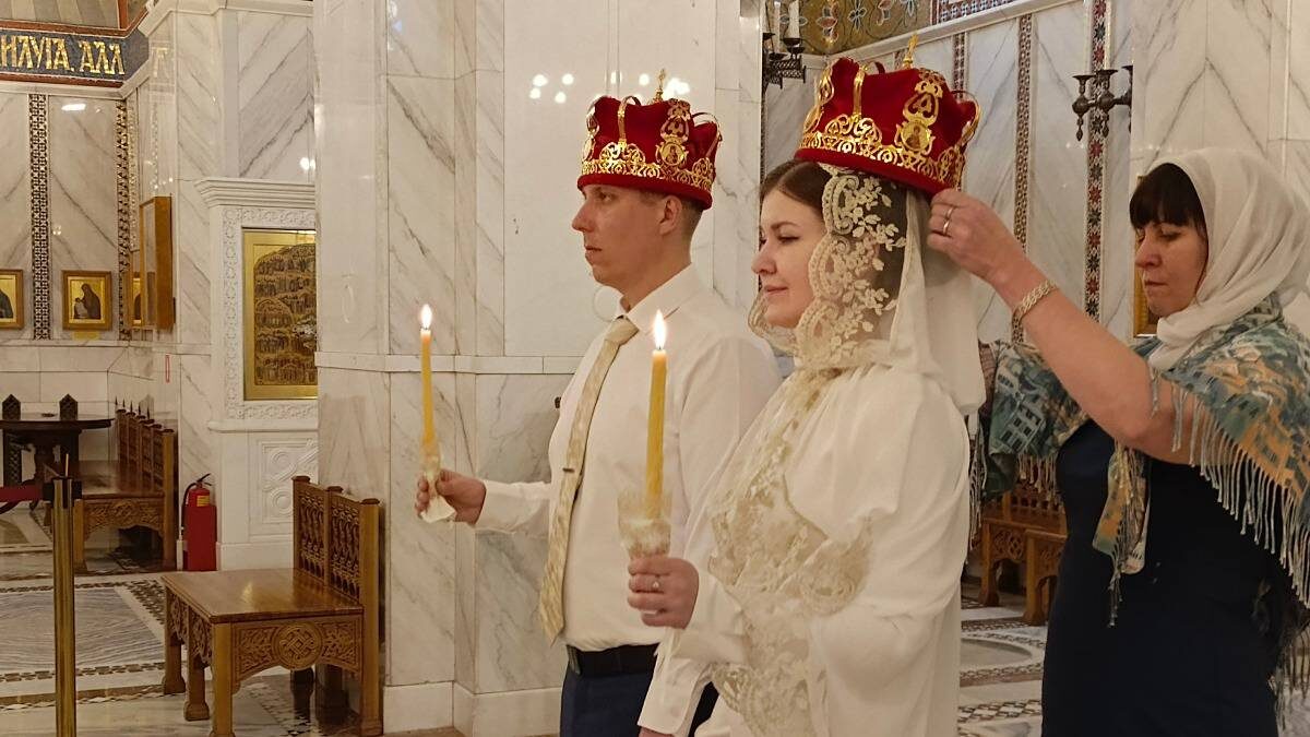    Участник специальной военной операции Илья с позывным «Ил» венчается с супругой Светланой в храме Покрова Пресвятой Богородицы в Ясеневе / Фото: Андрей Объедков