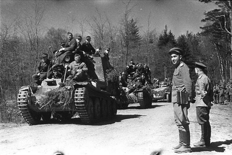 Но после взятия Берлина сопротивление сошло на нет. Немецкие войска сдаются советским офицерам. Коса Фриш-Нерунг, 9 мая 1945 года.

Фотография: Михаил Савин