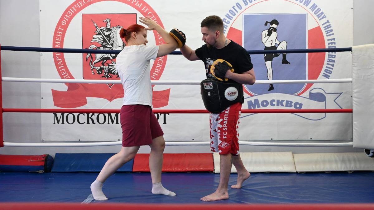    Тренер спортивного клуба «Академия муай-тай» Сергей Агафонов показывает корреспонденту «Вечерней Москвы», как наносить удары локтем в муай-тай / Фото: Мария Хапцова / Вечерняя Москва