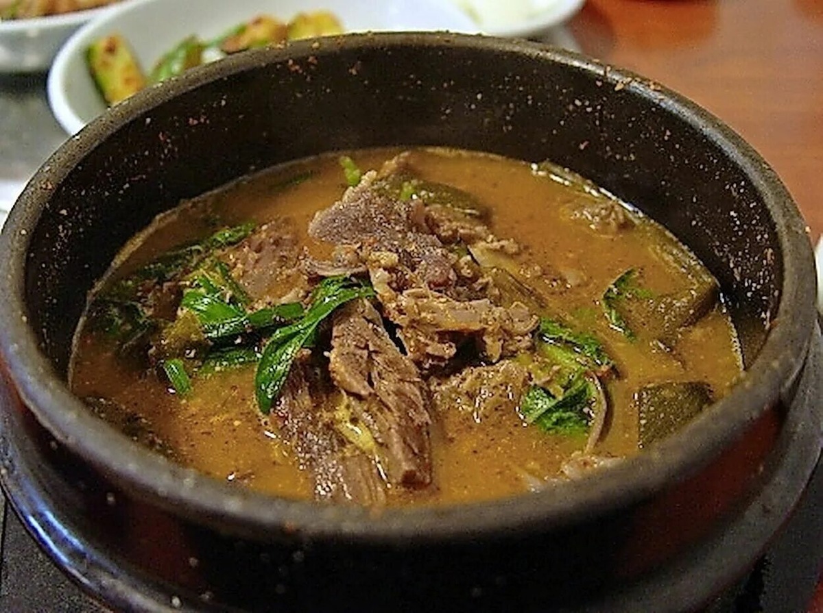 Босинтанг - корейский суп, в котором основным ингредиентом являетсясобачье мясо. Источник: wikipedia.org