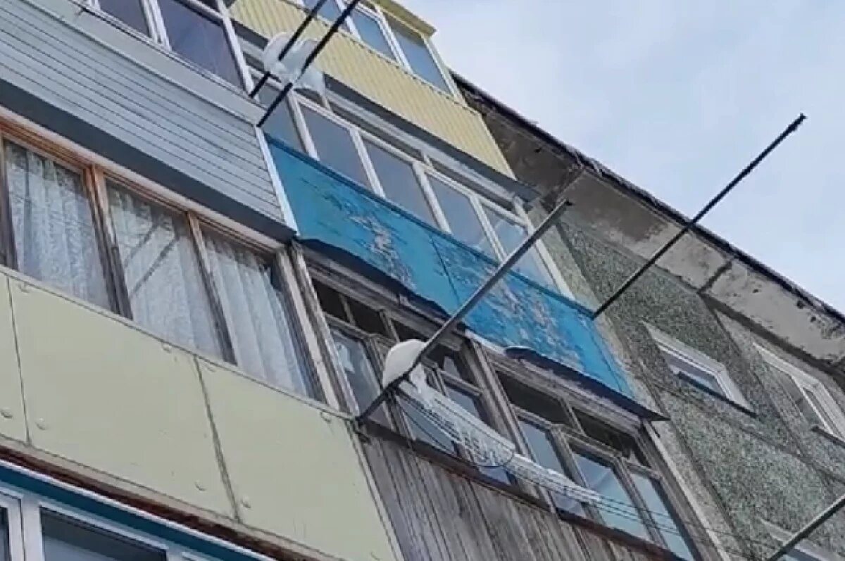    Гигантская сосулька пробила балконное стекло в квартире в Петропавловске