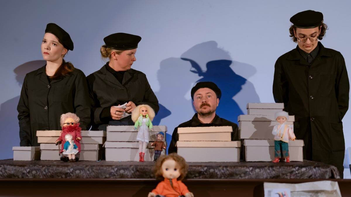    Труппа Театра Труда: Кристина Таскина, Светлана Горшенина, Виталий Таныгин и Игорь Васильев репетируют спектакль «Одноместная канавка» / Фото: Татьяна Скурихина