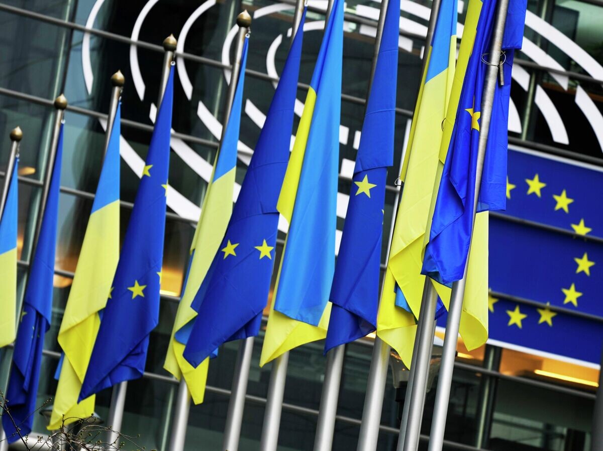    Флаги ЕС и Украины на здании Европейского парламента в Брюсселе, Бельгия | © AP Photo / Virginia Mayo