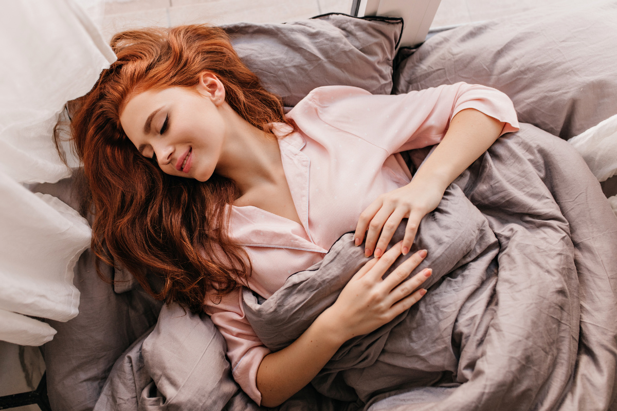 <a href="https://ru.freepik.com/free-photo/appealing-long-haired-woman-sleeping-morning-inspired-ginger-girl-lying-bed_12608911.htm">Изображение от lookstudio на Freepik</a>